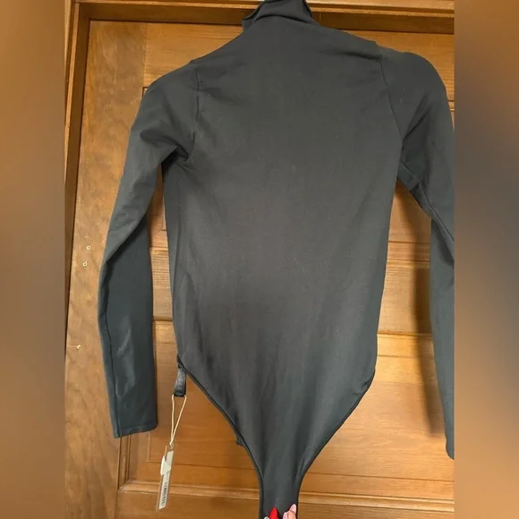 SKIMS Essential Mock Neck Long Sleeve Bodysuit - Picture 2 of 4